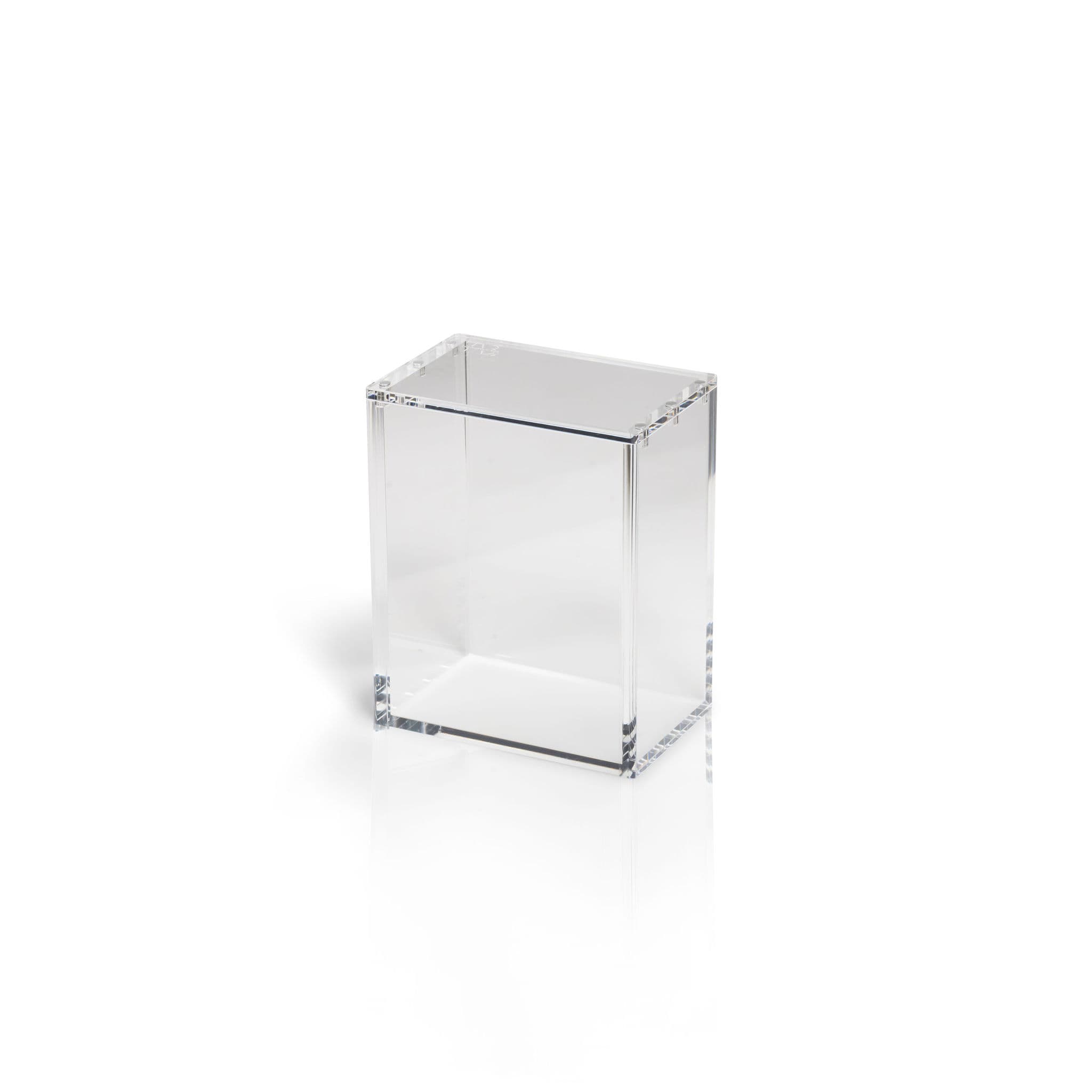 Tomt genomskinligt akrylfodral från The Acrylic Box, måttat för en förseglad Pokémon-tinask, mot vit bakgrund.
