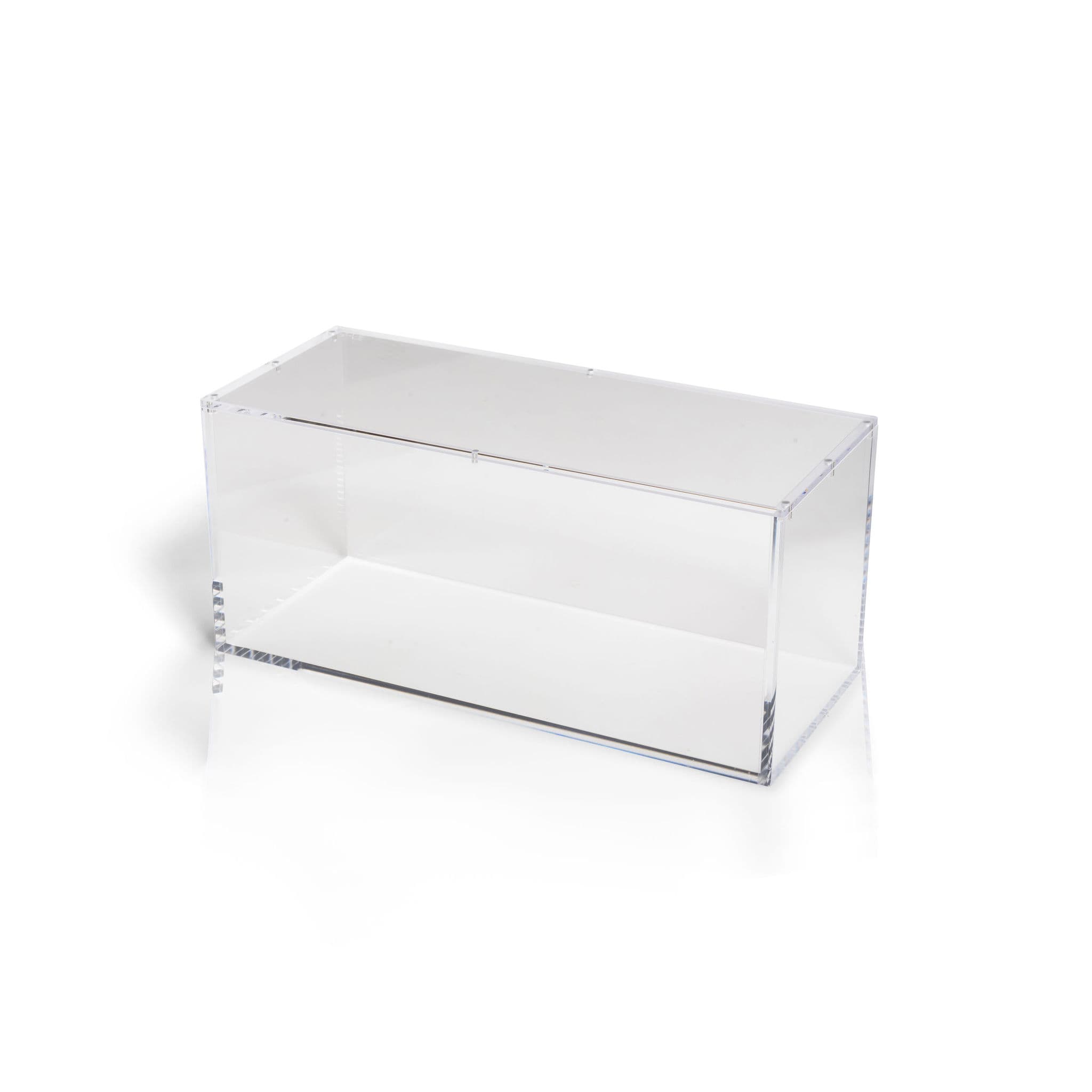 Tomt genomskinligt akrylfodral från The Acrylic Box, måttat för en kartong med sex Pokémon-boosterboxar, mot vit bakgrund.