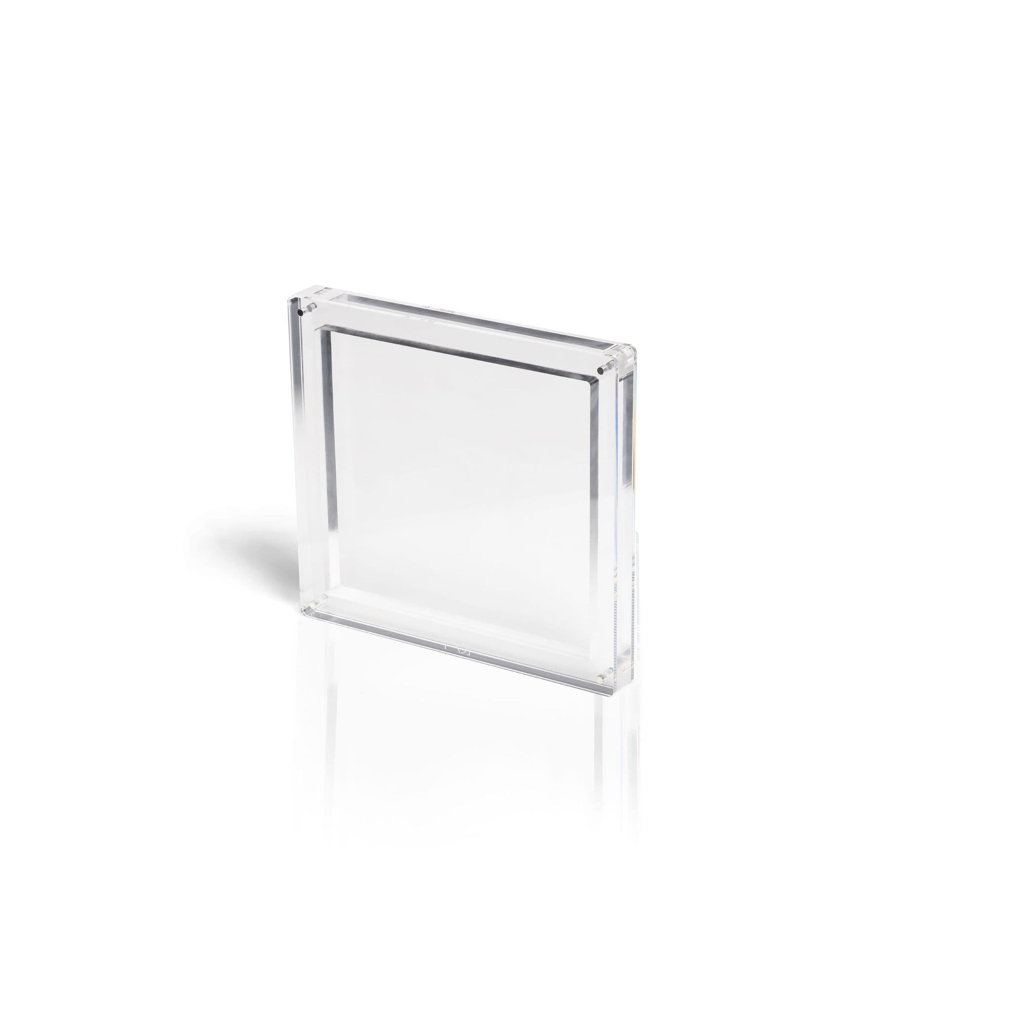 Tomt genomskinligt akrylfodral från The Acrylic Box, måttat för ett Pokémon-blister med tre boosterpaket, mot vit bakgrund.