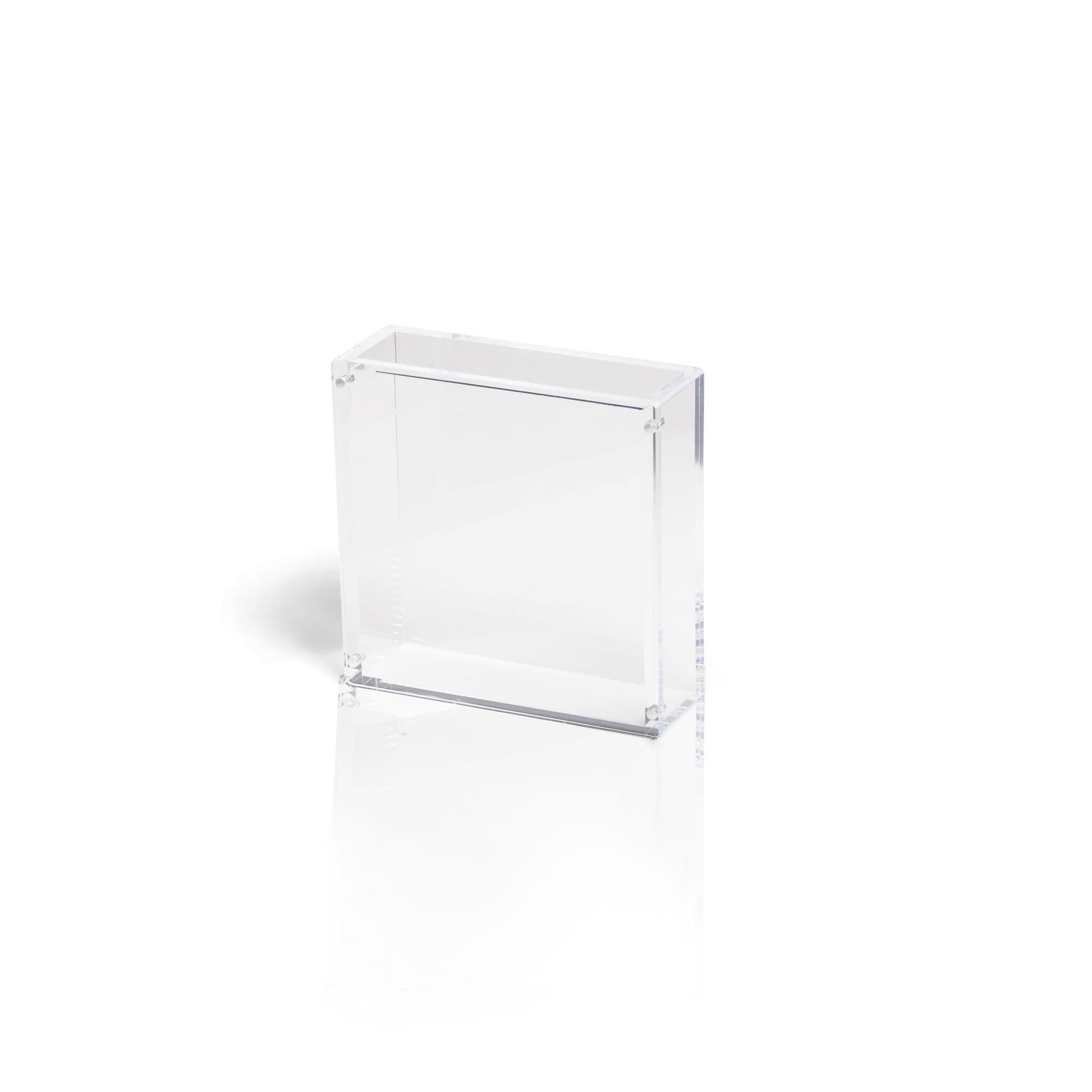Tomt genomskinligt akrylfodral från The Acrylic Box, måttat för en japansk Pokémon-boosterbox i normalstorlek, mot vit bakgrund.