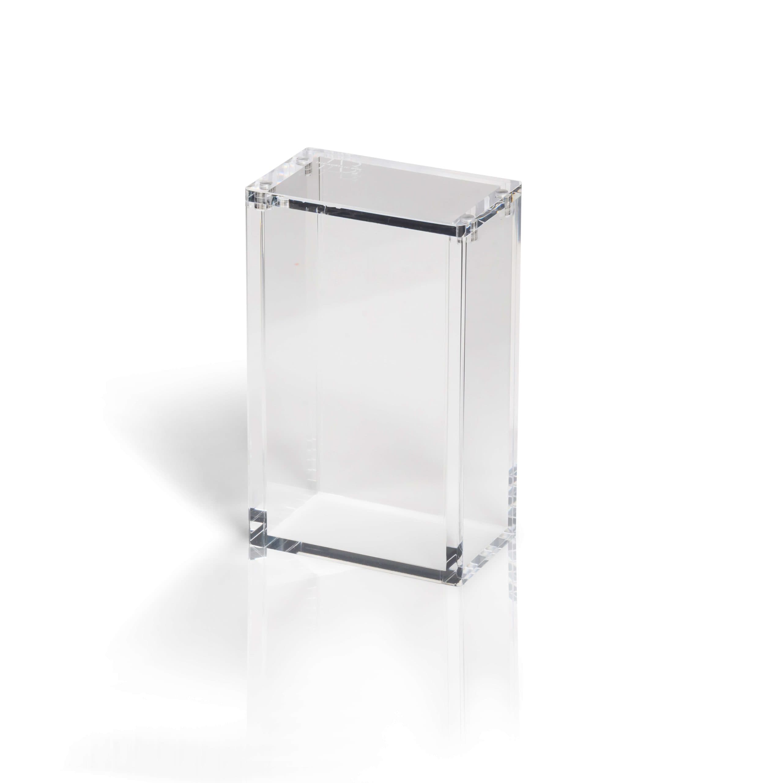 Tomt genomskinligt akrylfodral från The Acrylic Box, måttat för en mindre japansk Pokémon-boosterbox, mot vit bakgrund.