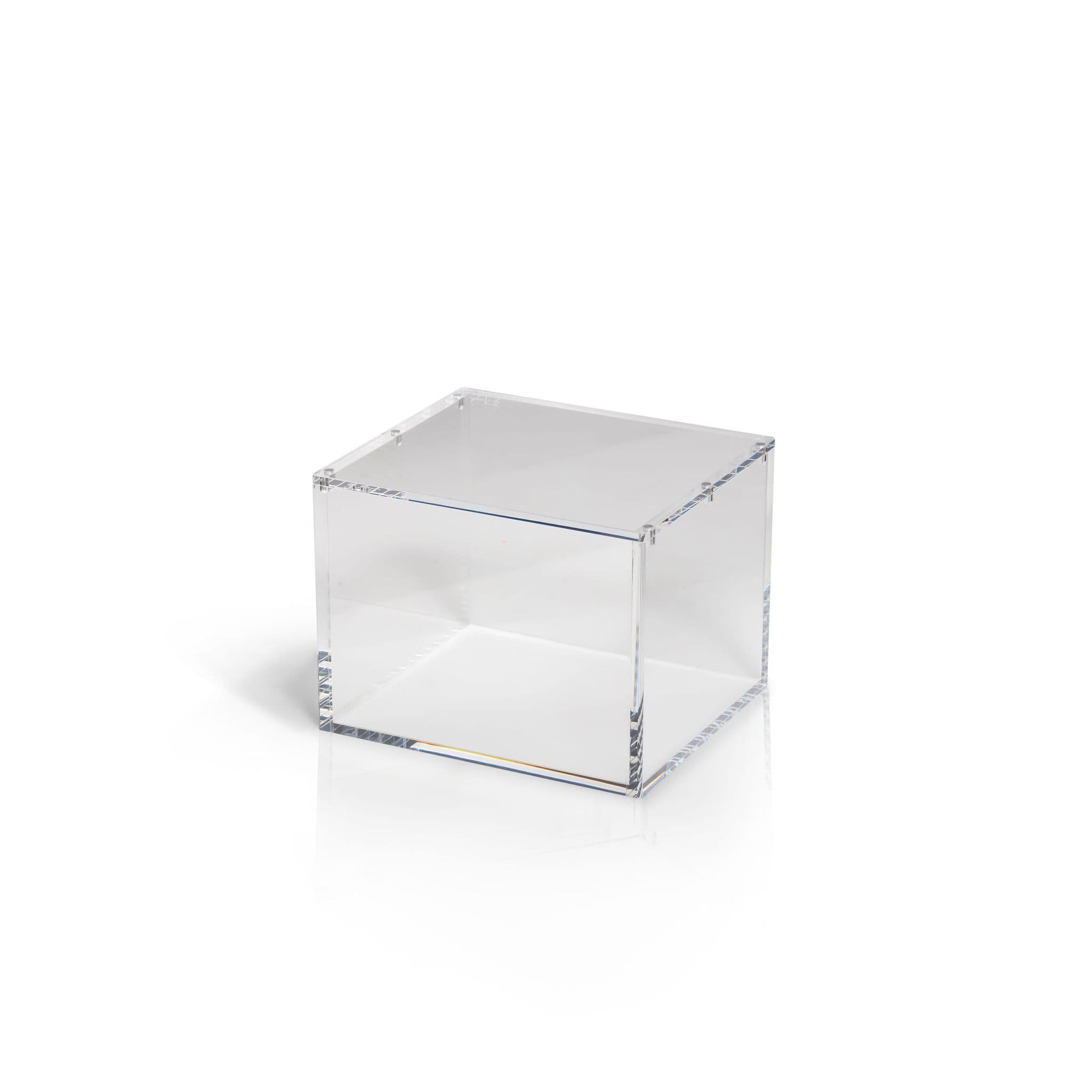 Tomt genomskinligt akrylfodral från The Acrylic Box, måttat för en Pokémon Mini Tin Display med tio tins, mot vit bakgrund.
